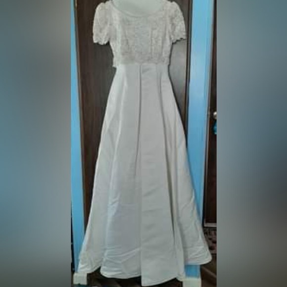 Simplistic Elegance - Picture 10 of 12